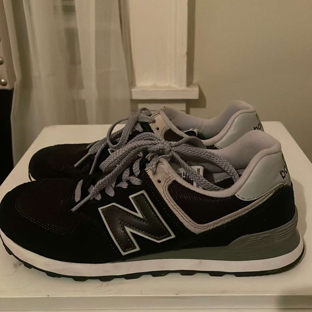 New Balance Women’s 574 Core Sneakers
SIZE: 9.5 - B
COLOR: Black with White
